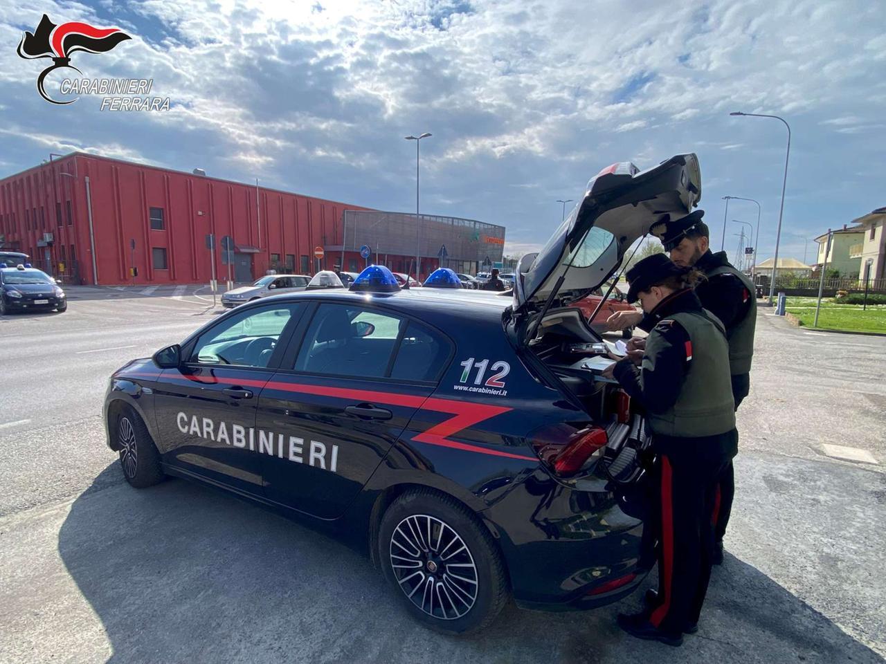 Insulta la figlia in centro a Copparo poi minaccia un carabiniere, denunciata una donna