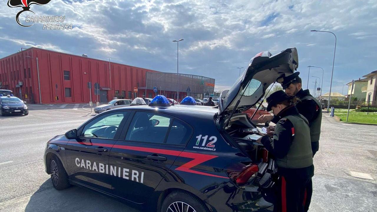 Insulta la figlia in centro a Copparo poi minaccia un carabiniere, denunciata una donna