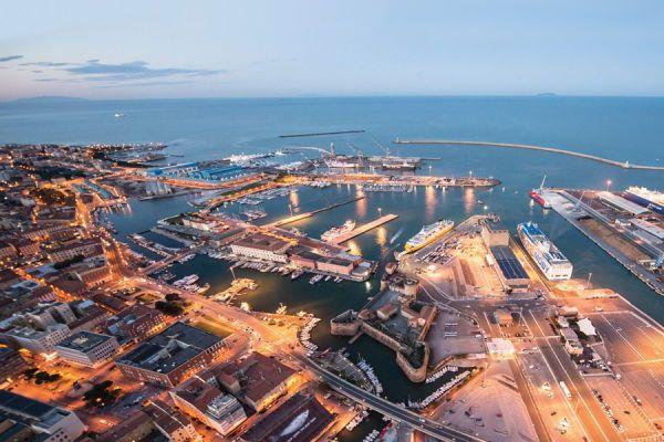 
	Il porto toscano dall'alto

