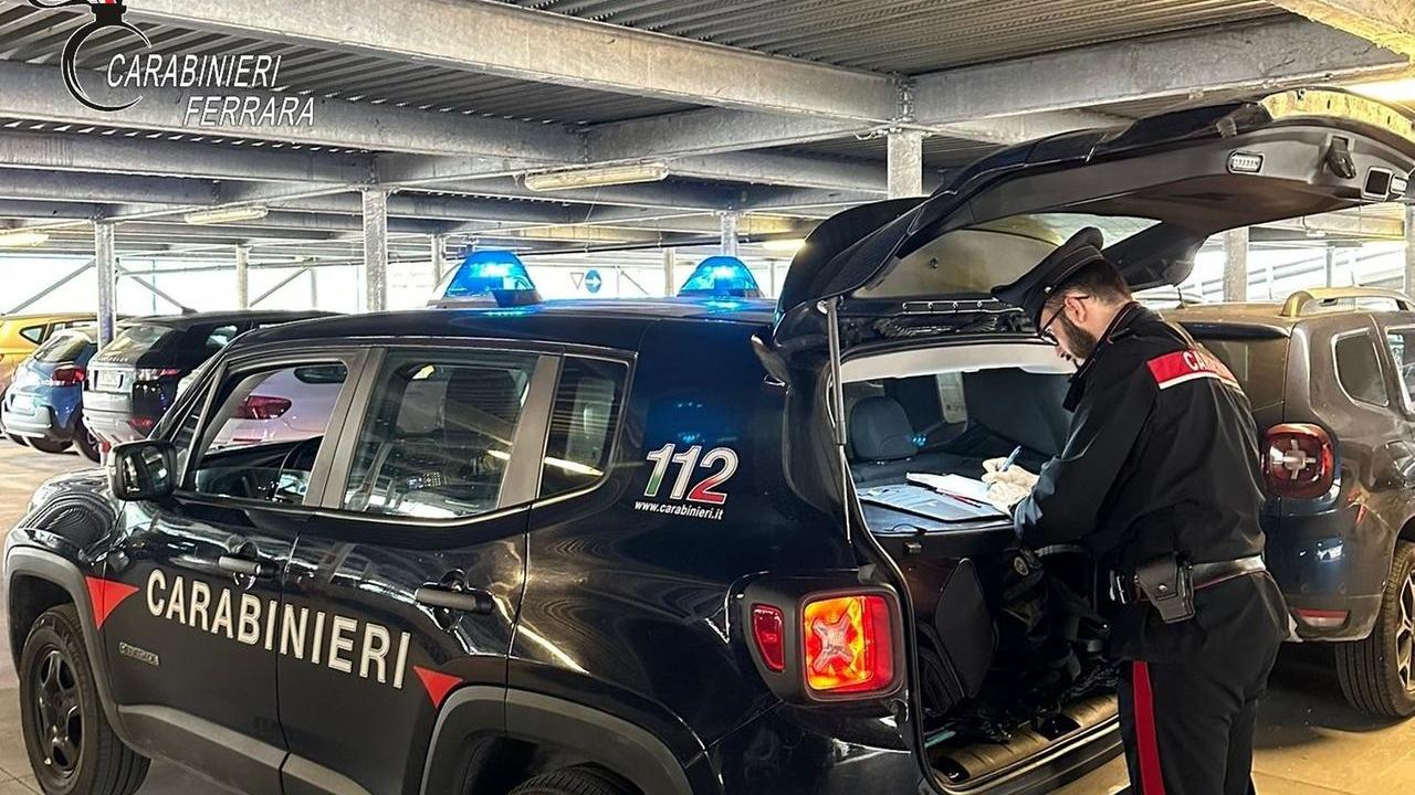 Danni alle auto in sosta in via del Lavoro a Ferrara, denunciato un uomo