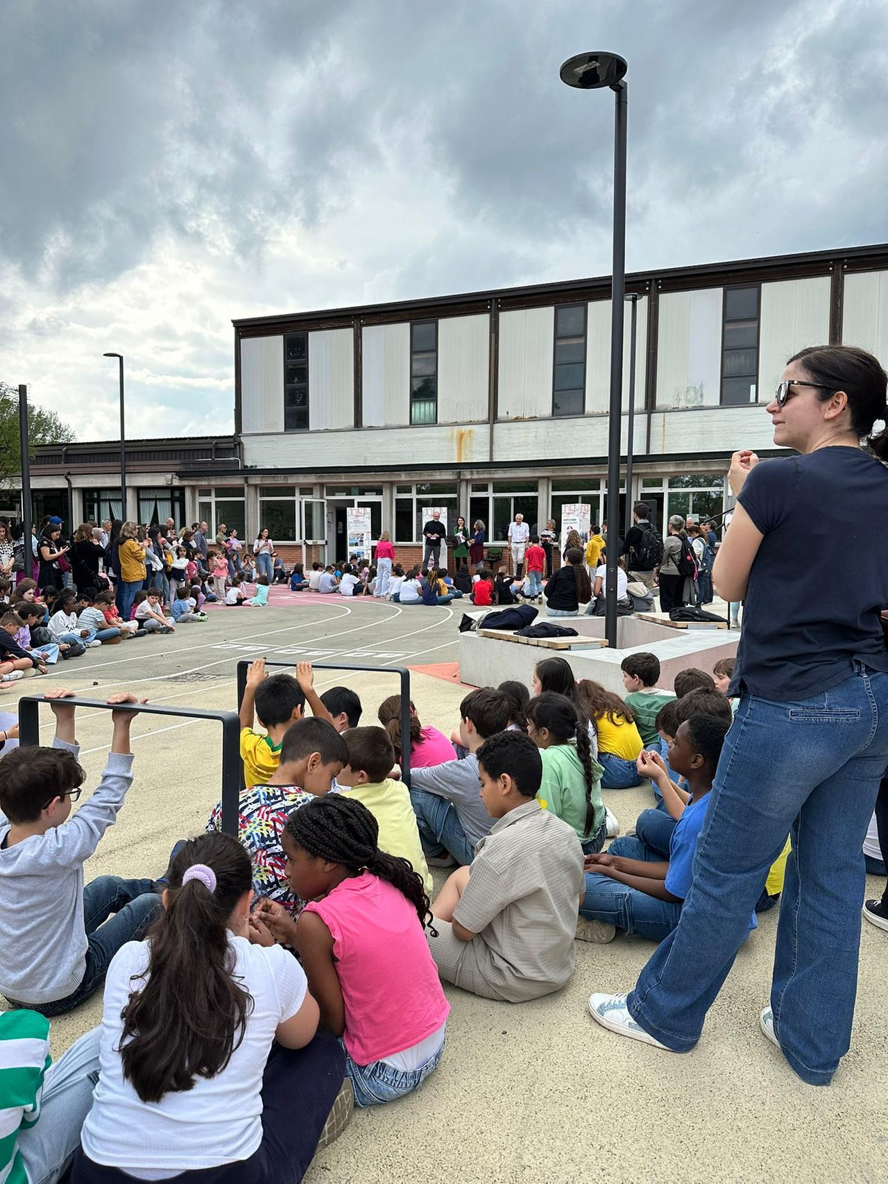 Reggio Emilia, inaugurata la nuova piazza scolastica di via Gattalupa: stop alle auto, spazio ai bambini