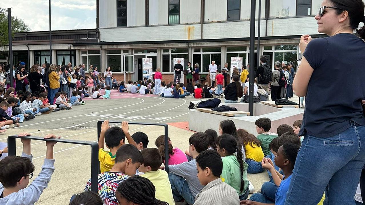 Reggio Emilia, inaugurata la nuova piazza scolastica di via Gattalupa: stop alle auto, spazio ai bambini
