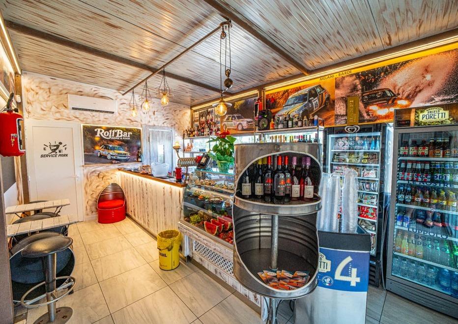 RollBar, il pub dell'Elba che tiene vivo il mito del rally: dietro al bancone il pilota Andrea Volpi