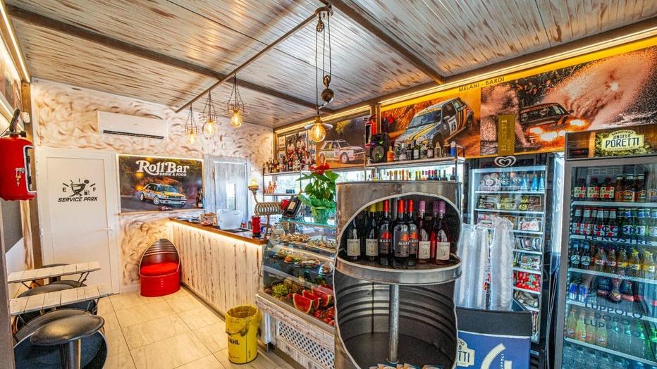 RollBar, il pub dell'Elba che tiene vivo il mito del rally: dietro al bancone il pilota Andrea Volpi