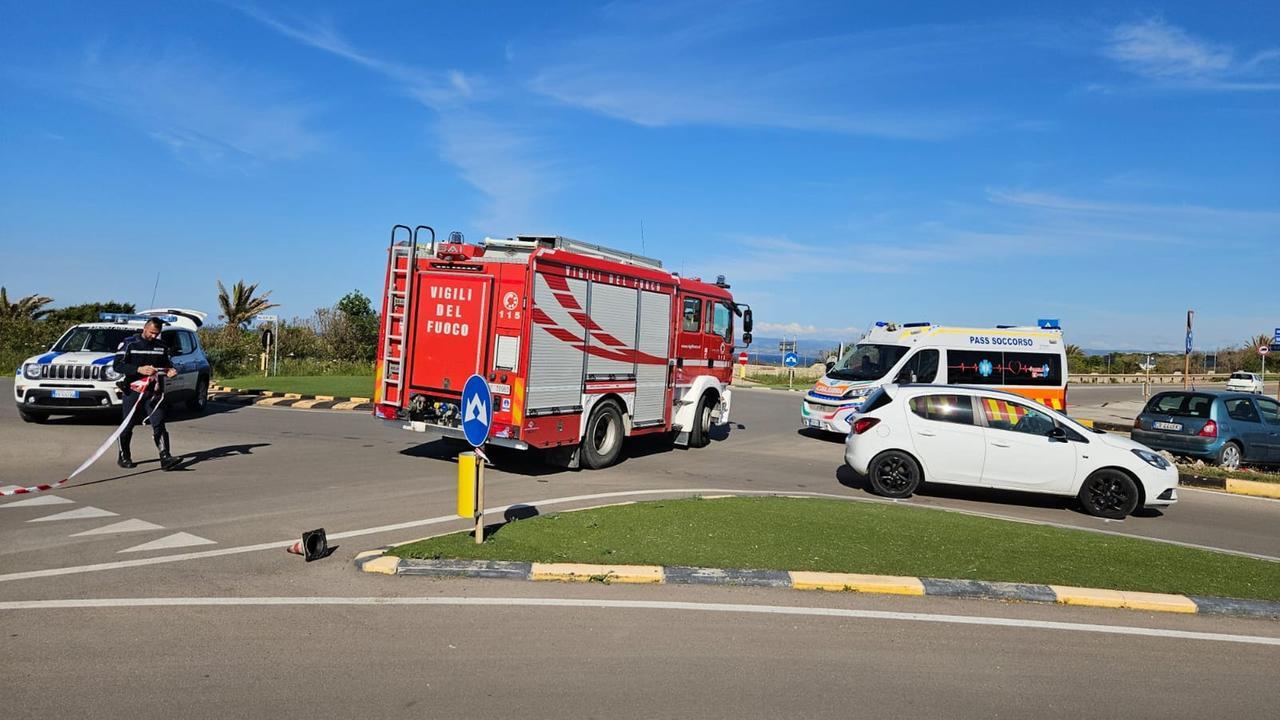 Mancata precedenza alla rotatoria: la Clio finisce sullo spartitraffico