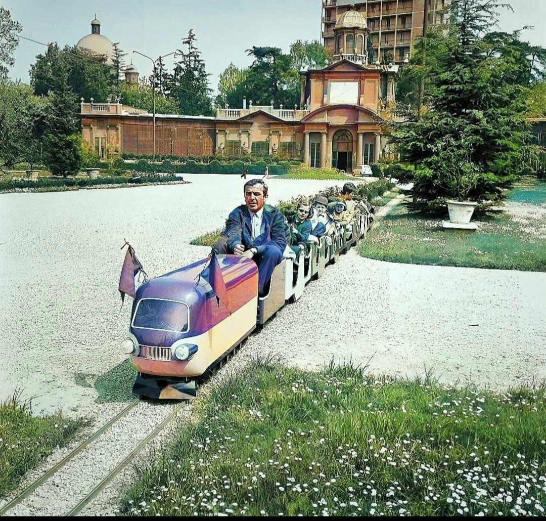 
	Adelmo Venturelli alla guida del trenino ai Giardini Ducali

