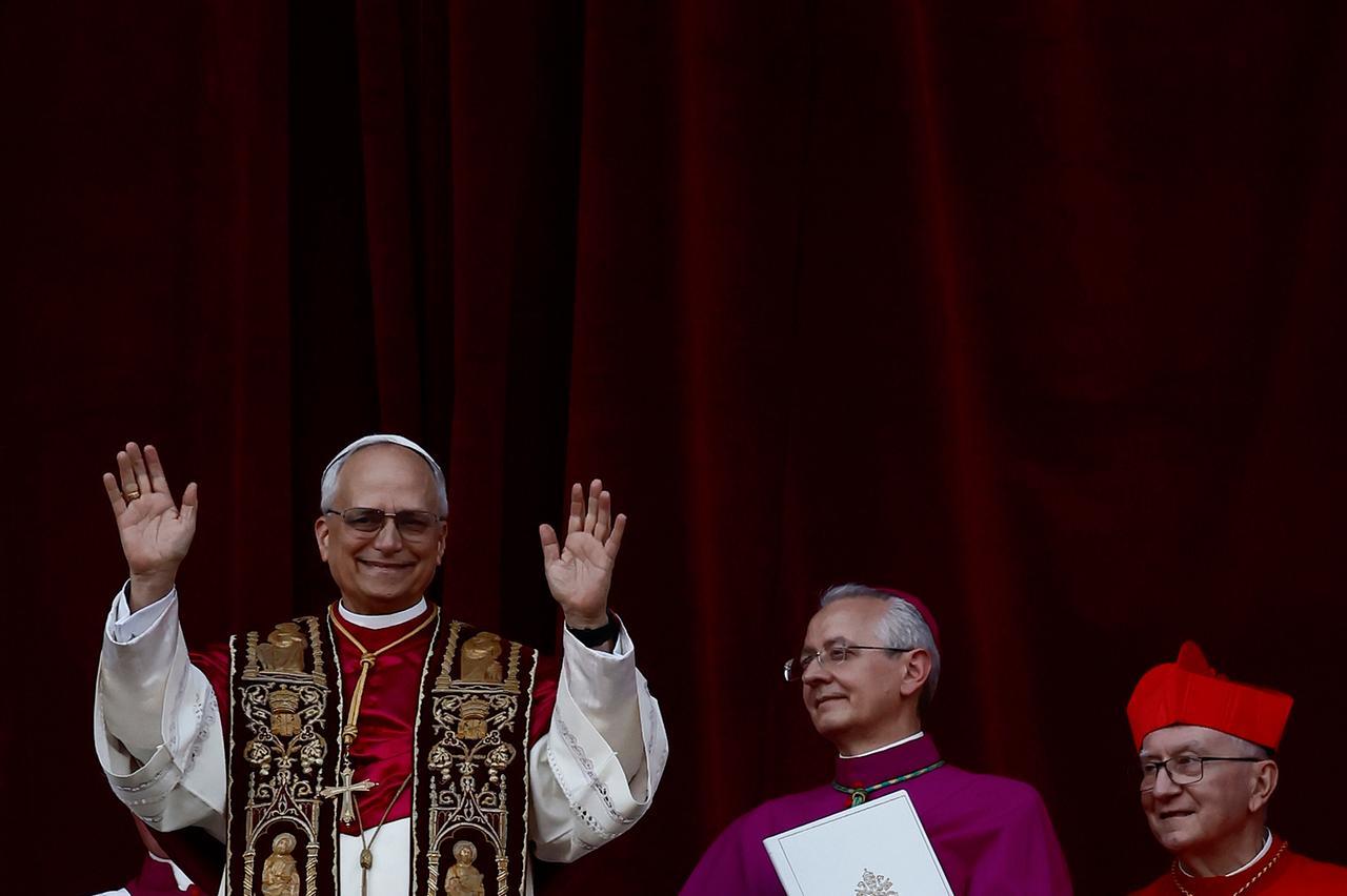 «Pace disarmata», dialogo e ponti tra i popoli: il testo integrale del primo discorso di Papa Leone XIV