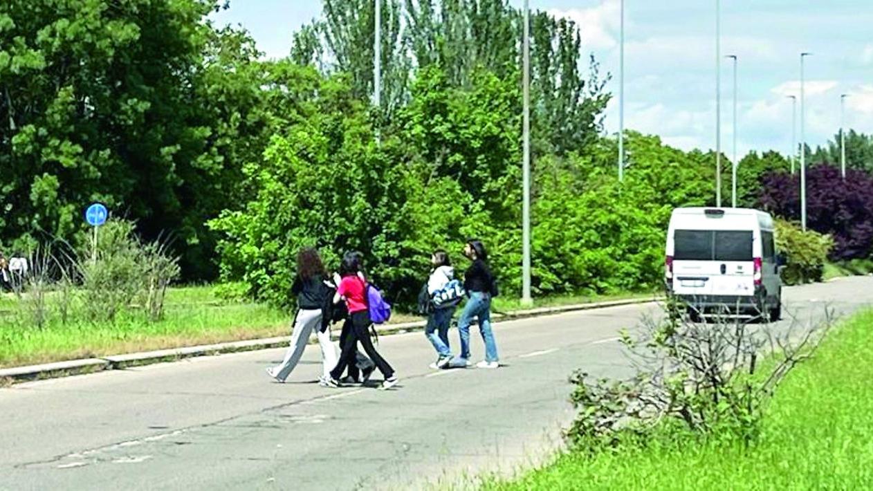 Alcuni studenti attraversano viale Italia fuori dalle strisce