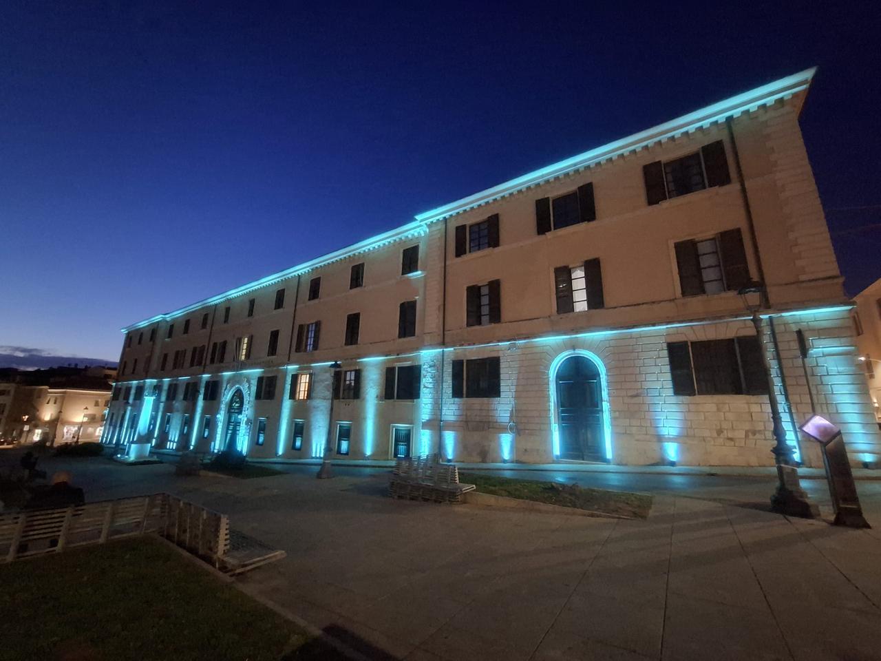 Sassari, la caserma La Marmora illuminata di azzurro contro la neoplasia
