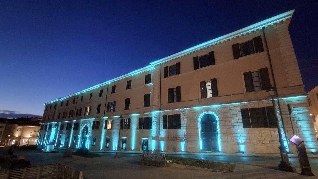 Sassari, la caserma La Marmora illuminata di azzurro contro la neoplasia