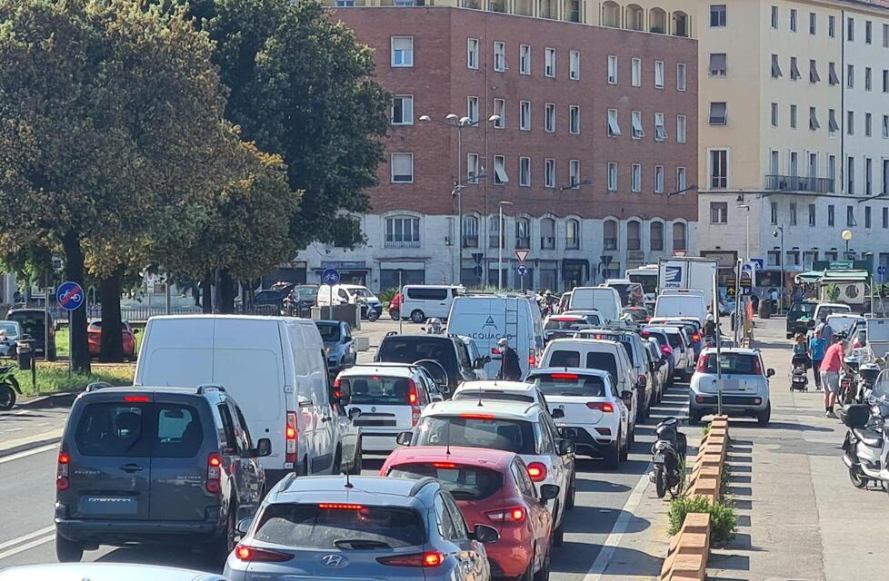 Livorno, le rotatorie tappo rimangono: «Affiancheremo dei semafori»