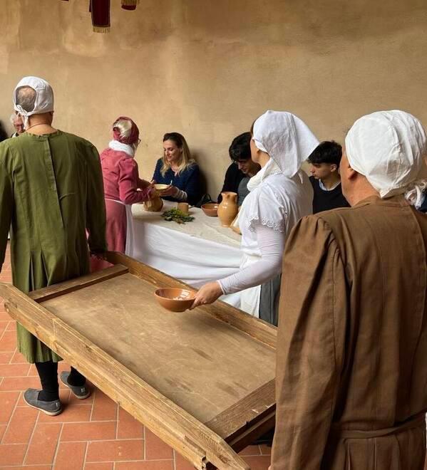 
	Servizio a tavola come nel Medioevo e stoviglie adeguate&nbsp;

