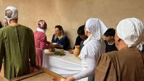 Servizio a tavola come nel Medioevo e stoviglie adeguate 