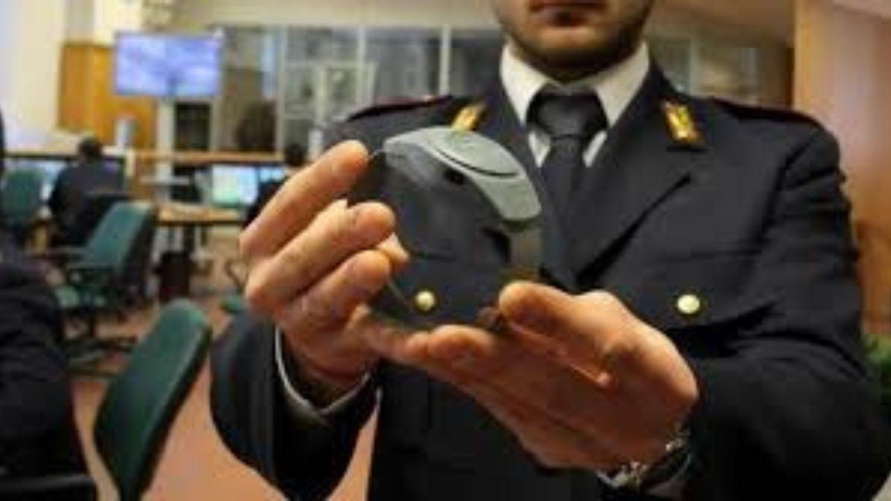 
	Un carabiniere mentre mostra un braccialetto elettronico (foto d'archivio)

