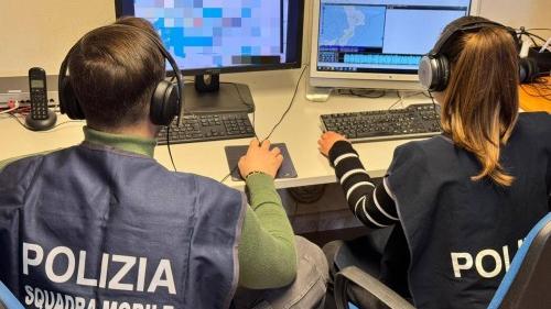 Due agenti della Squadra mobile (foto d'archivio)