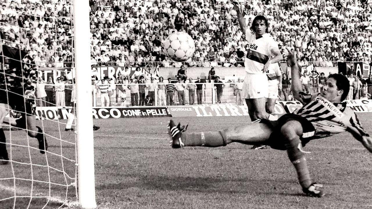 
	Simeone contro il Genoa (sullo sfondo lo sfortunato capitano dei Grifoni Gianluca Signorini)

