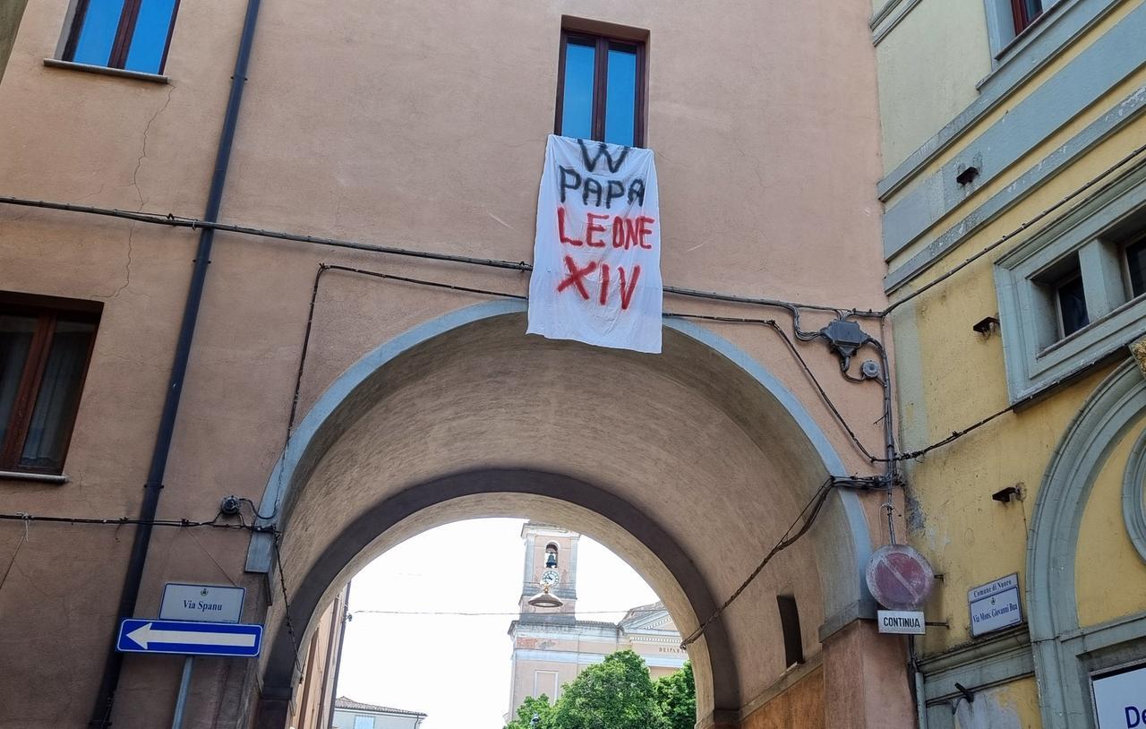 
	Lo striscione comparso in una delle finestre del seminario di Nuoro (foto Locci)

