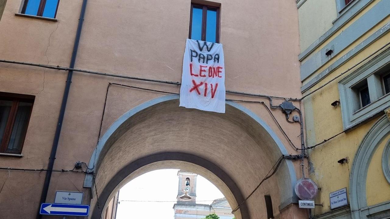 Lo striscione comparso in una delle finestre del seminario di Nuoro (foto Locci)