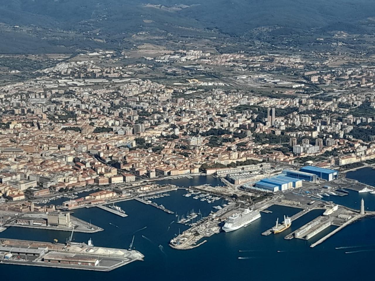 
	Una veduta dall'alto del porto e della citt&agrave; (foto archivio)

