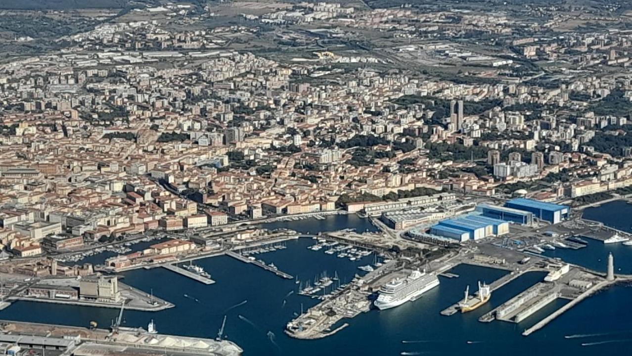 Una veduta dall'alto del porto e della città (foto archivio)