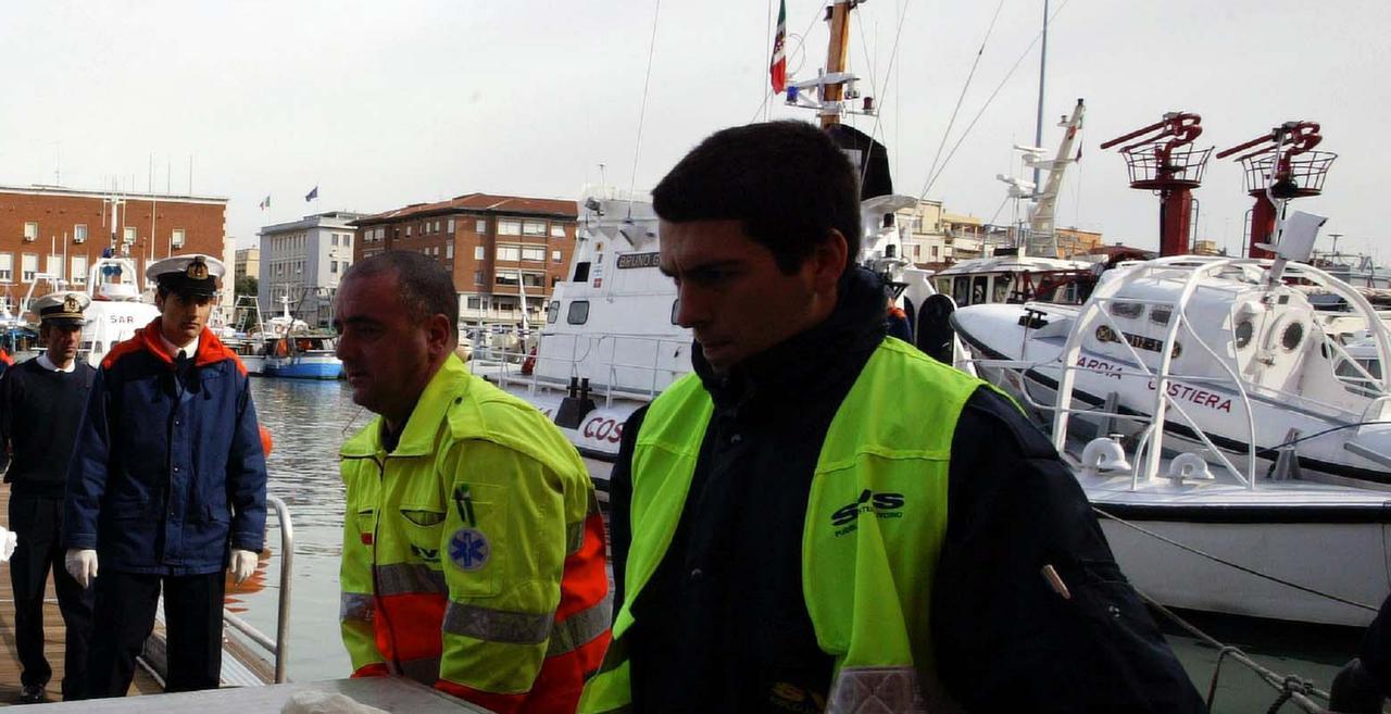 
	Un soccorso dei sanitari in capitaneria (foto d'archivio)

