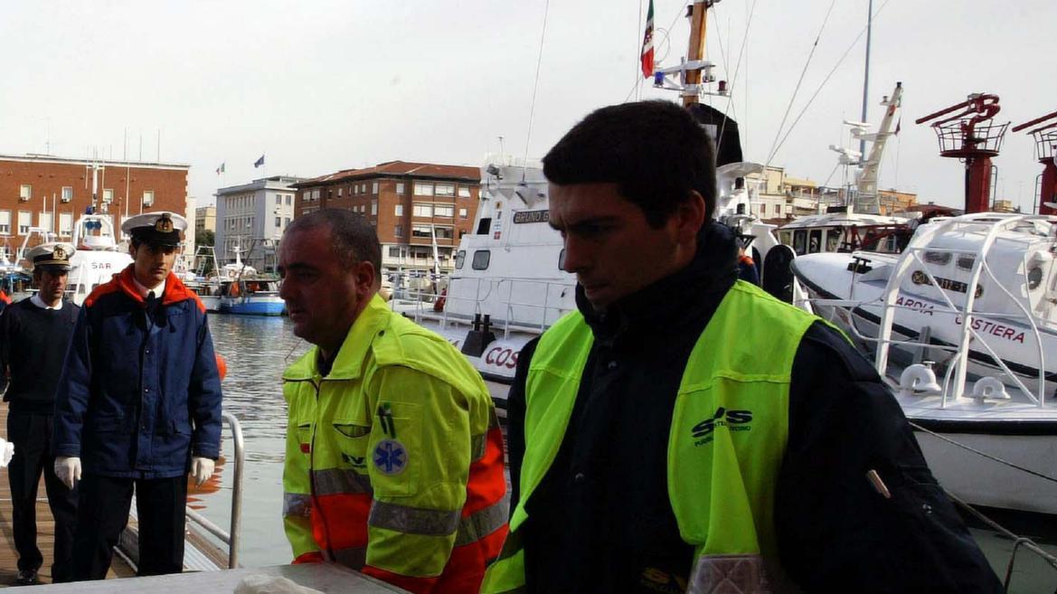 Un soccorso dei sanitari in capitaneria (foto d'archivio)