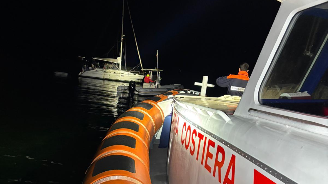 La barca a vela resta incagliata davanti alla Pelosa di Stintino, scattano i soccorsi