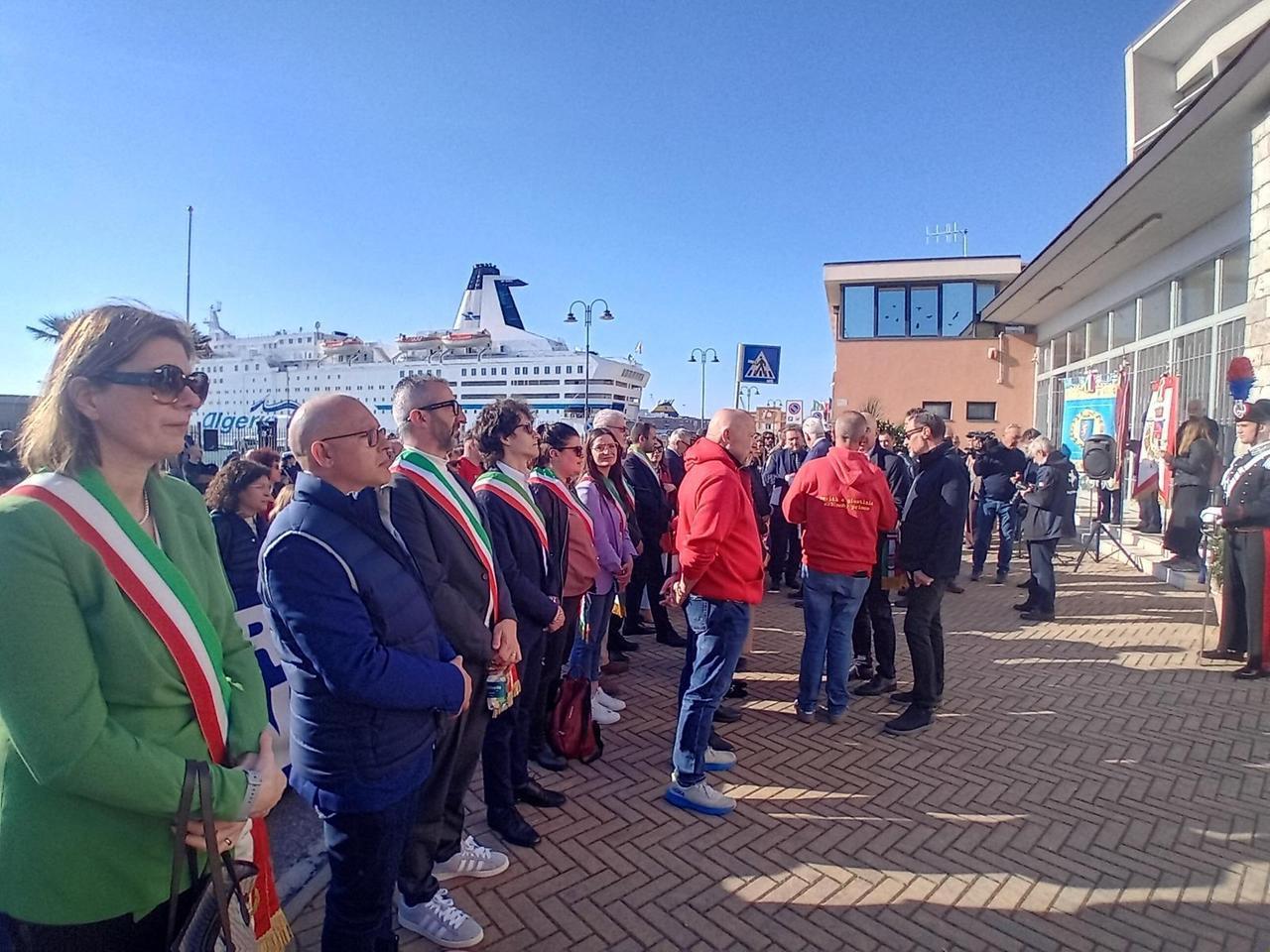 
	Culeddu, secondo da sinistra, senza fascia alla cerimonia per ricordare la tragedia della Moby Prince

