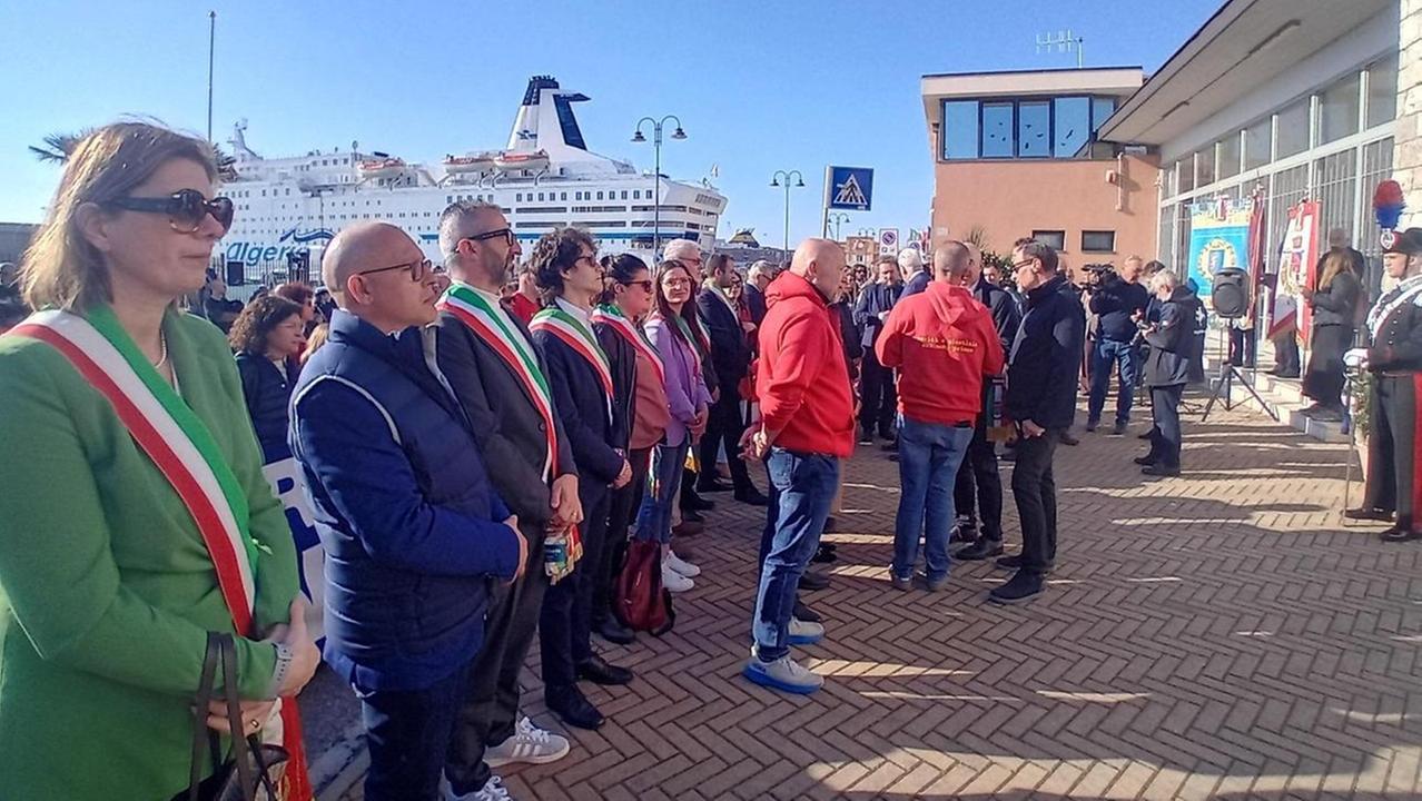 Culeddu, secondo da sinistra, senza fascia alla cerimonia per ricordare la tragedia della Moby Prince