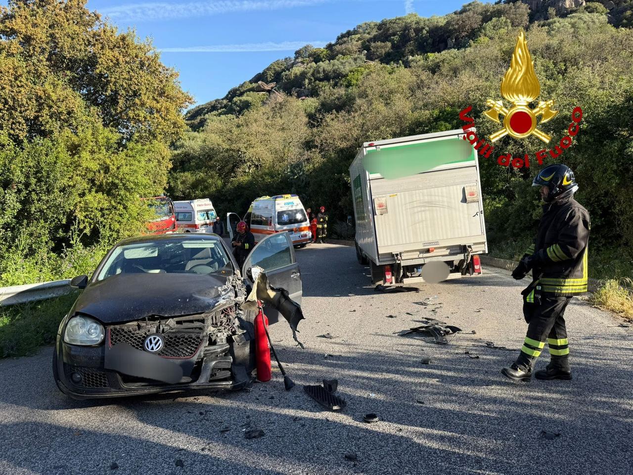 Scontro tra auto e furgone: due feriti