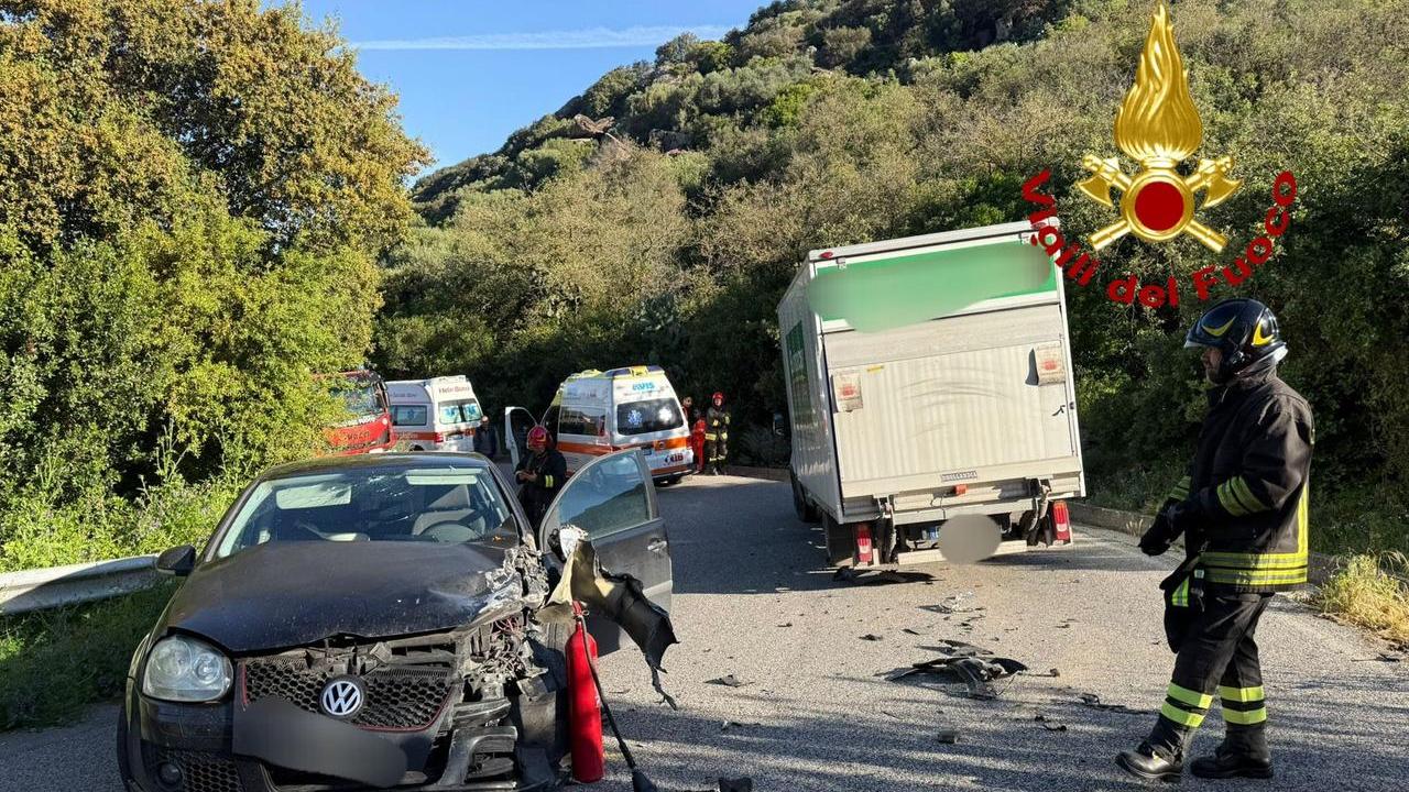 Scontro tra auto e furgone: due feriti