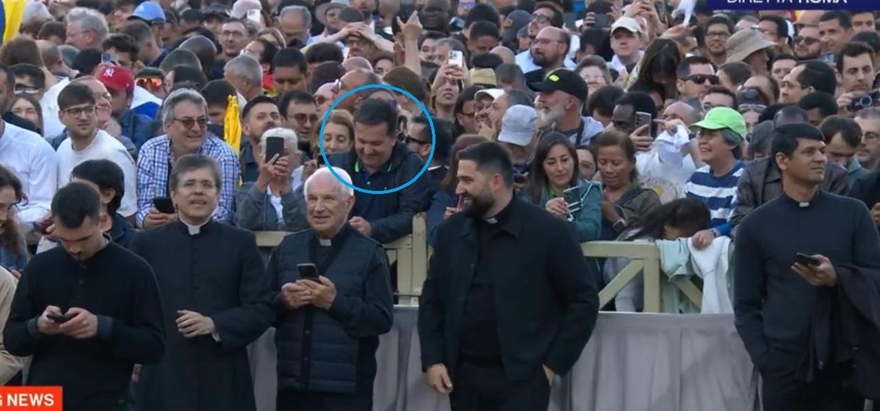 
	Giorgio Razzoli in prima fila in piazza San Pietro

