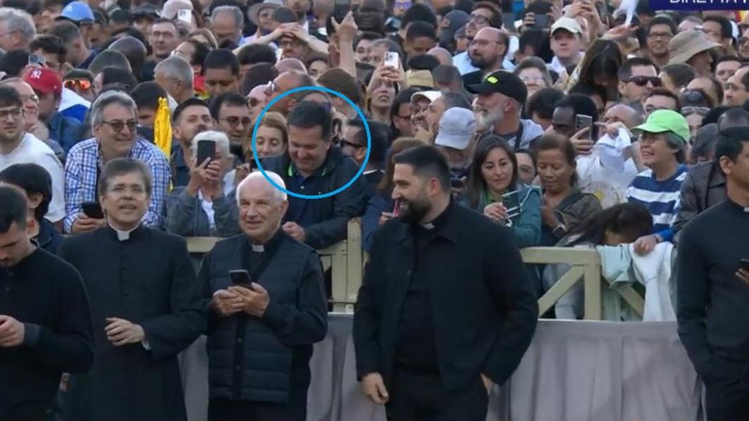 Giorgio Razzoli in prima fila in piazza San Pietro