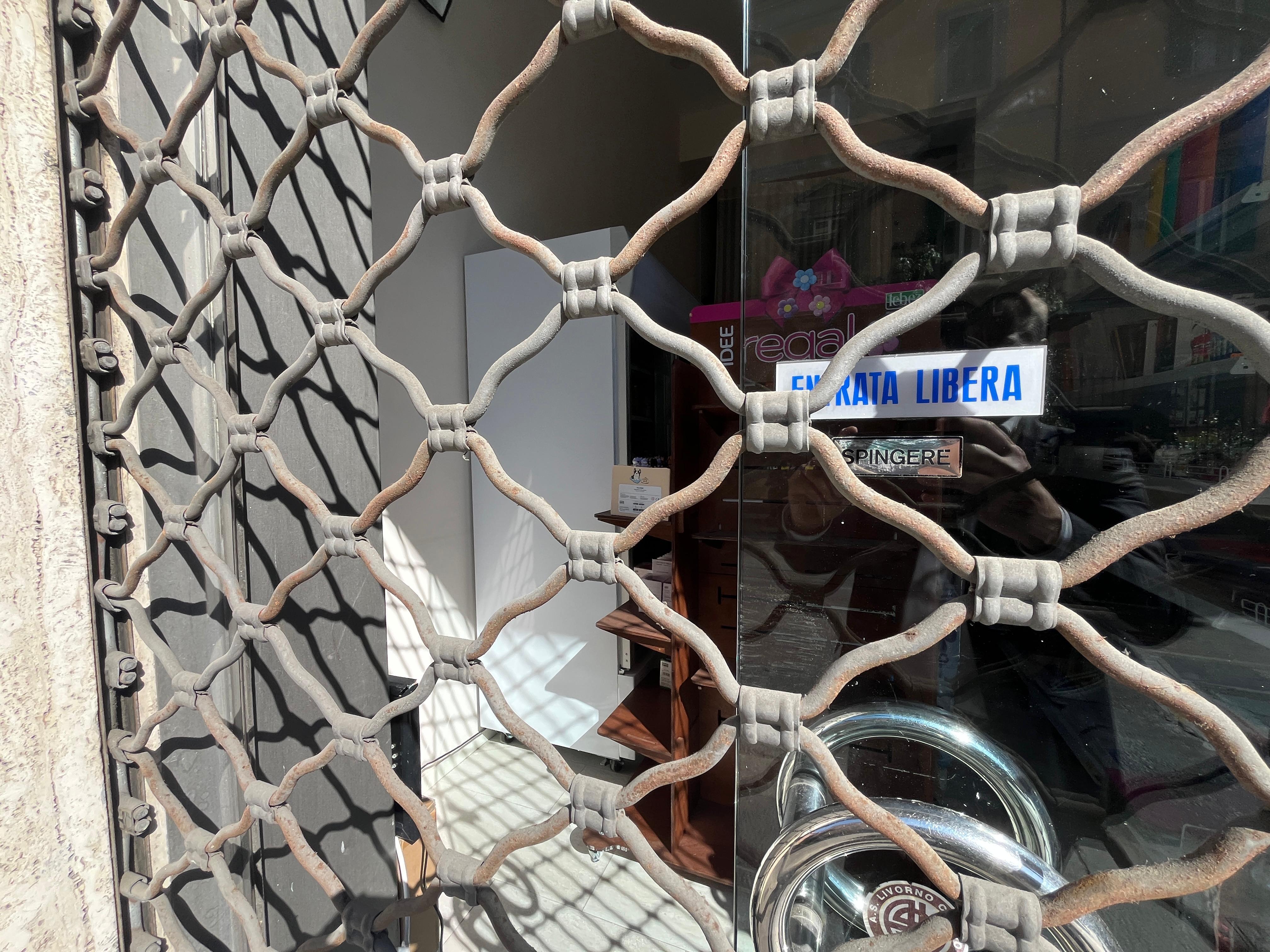 La vetrata mancante del negozio dopo il furto (foto Stick)