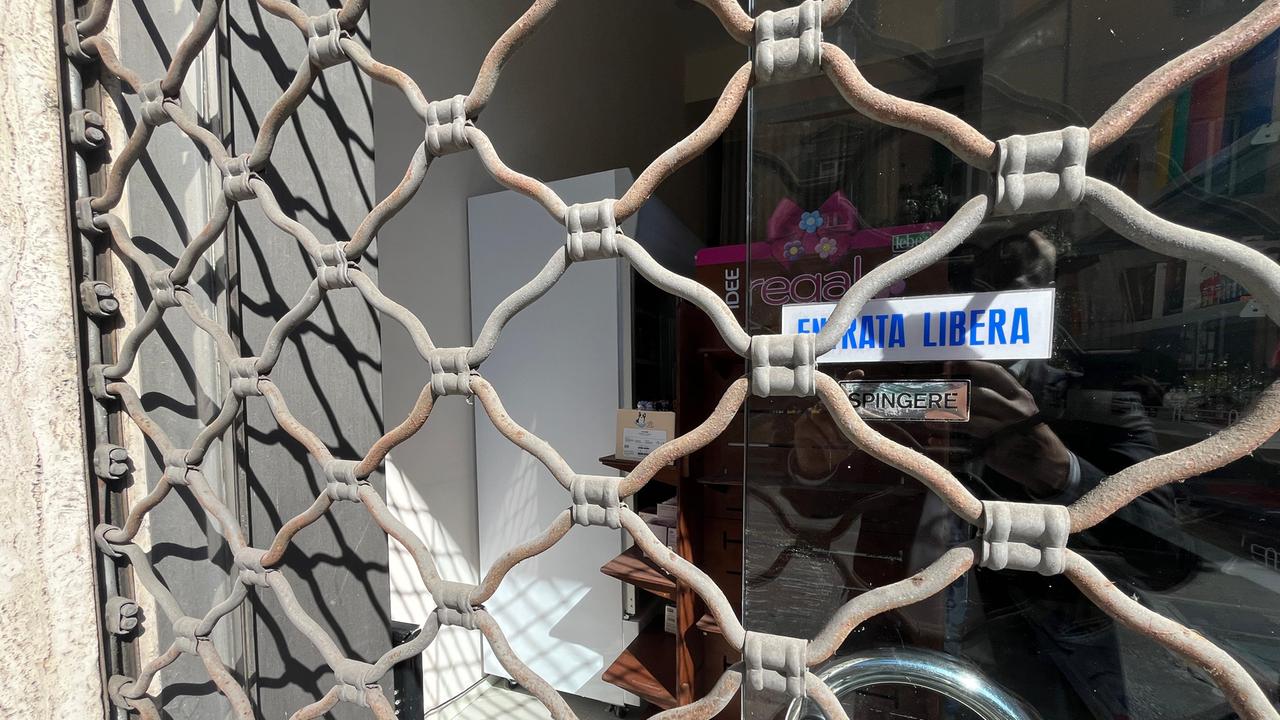 La vetrata mancante del negozio dopo il furto (foto Stick)