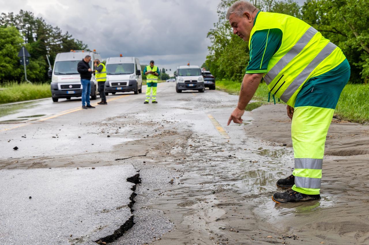 Conduttura idrica rotta in via Bacchelli a Ferrara. Quando riapre la strada
