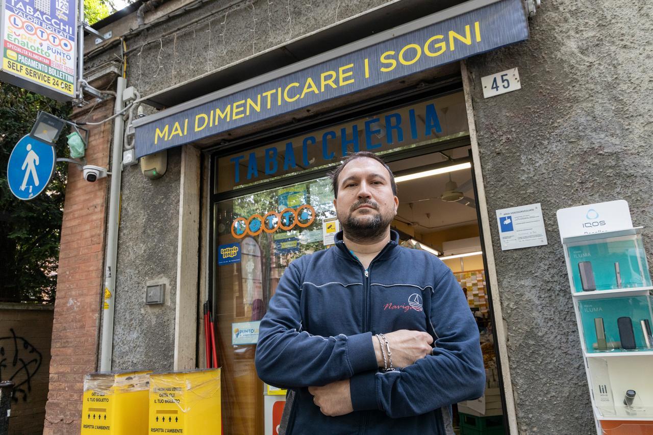 
	Antonio Diviccaro davanti alla tabaccheria

