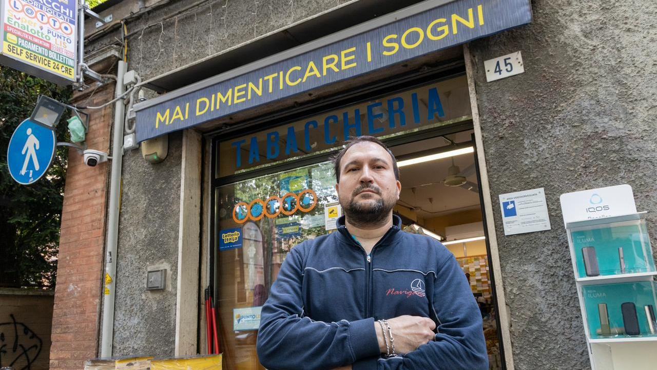 Antonio Diviccaro davanti alla tabaccheria