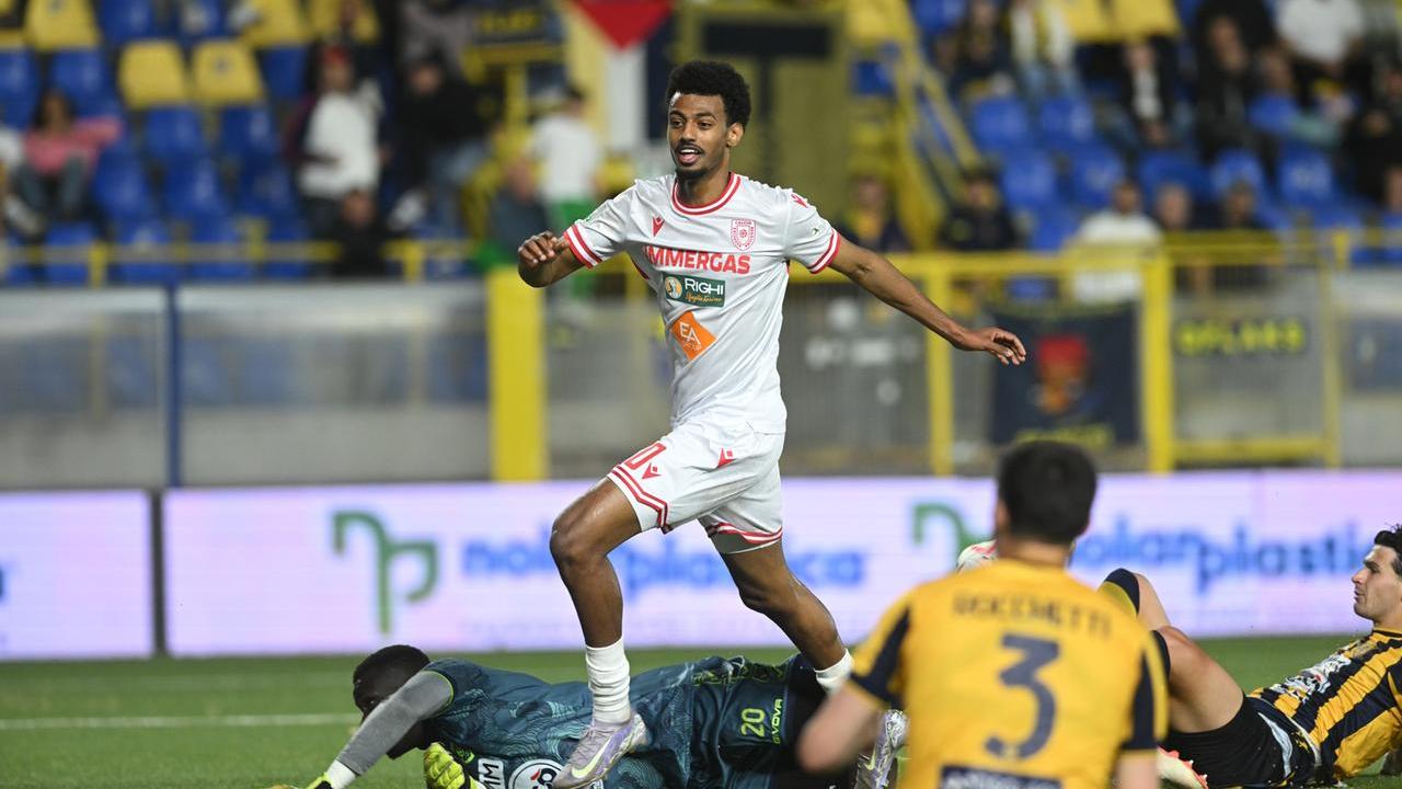 La doppietta di Girma manda al tappeto la Juve Stabia e regala una miracolosa salvezza alla Reggiana