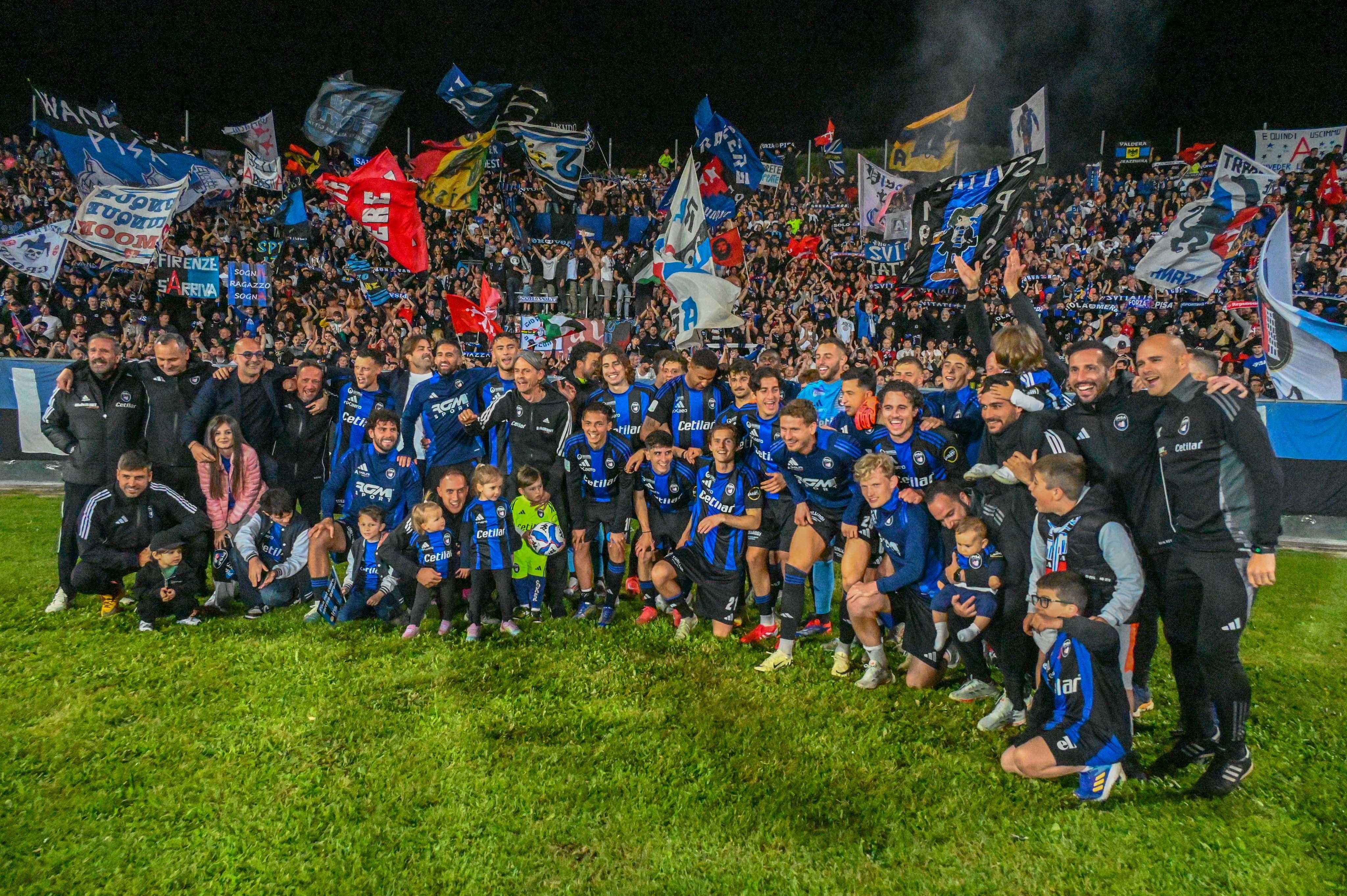 La squadra sotto la Nord (foto Stick)