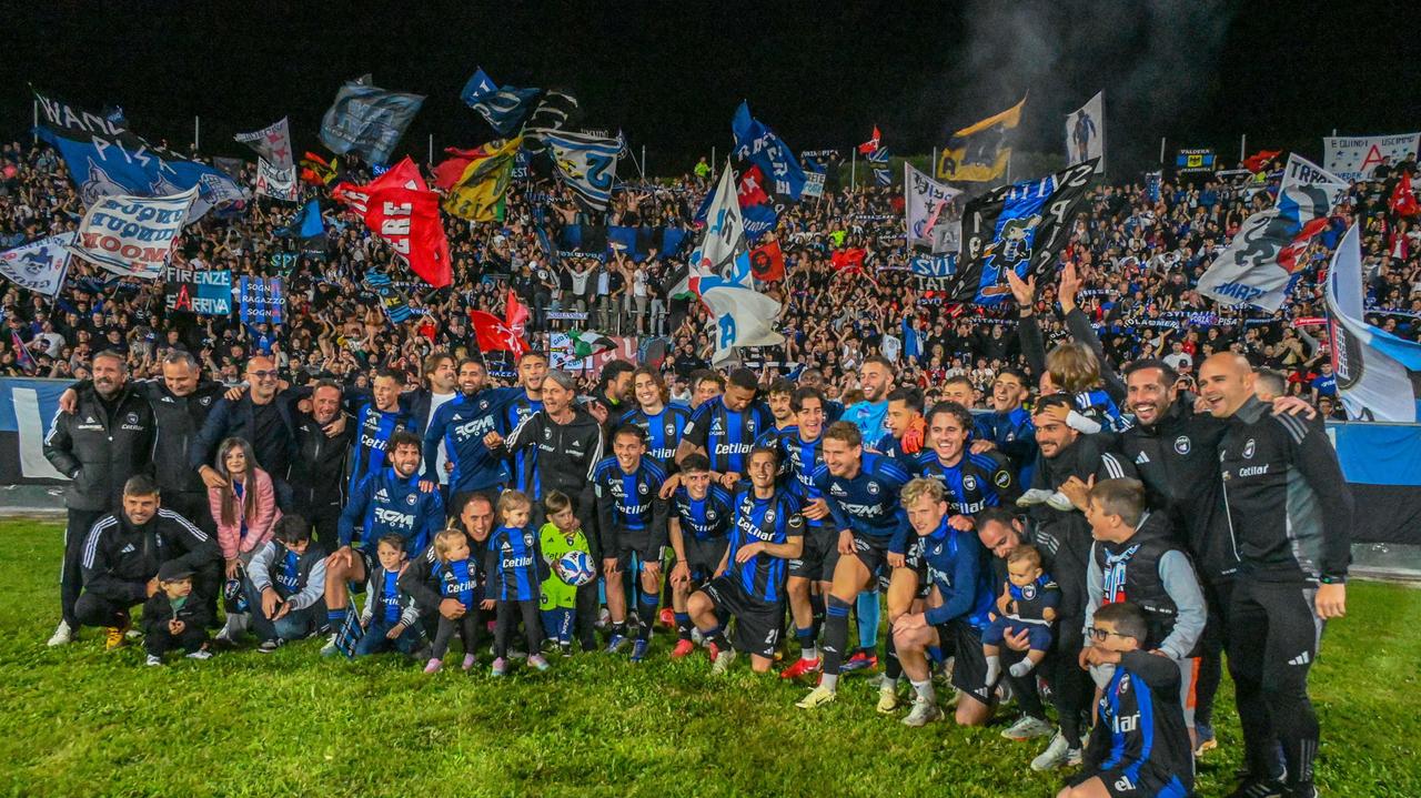 La squadra sotto la Nord (foto Stick)