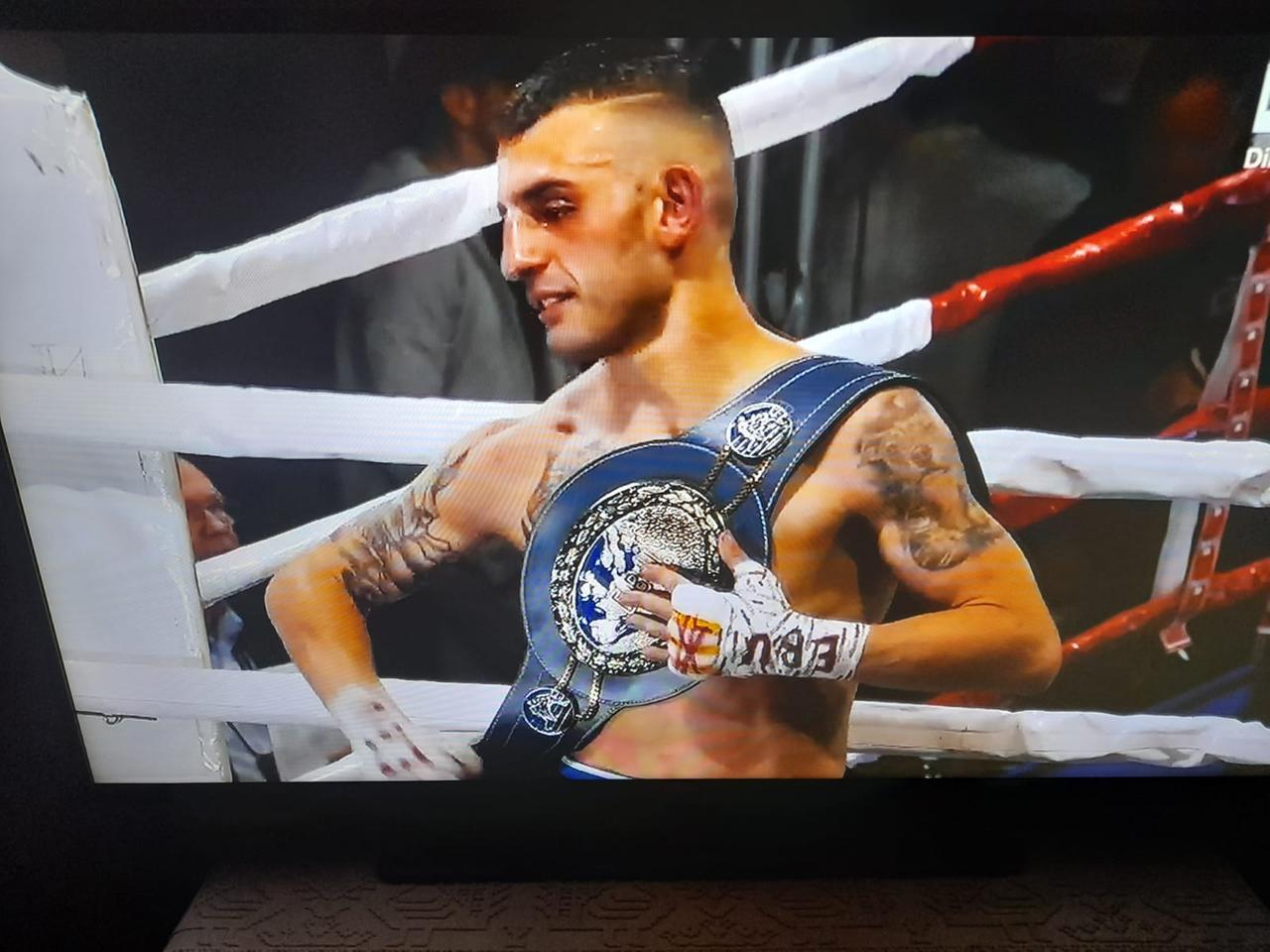 
	Cristian Zara con la cintura di campione d'Europa

