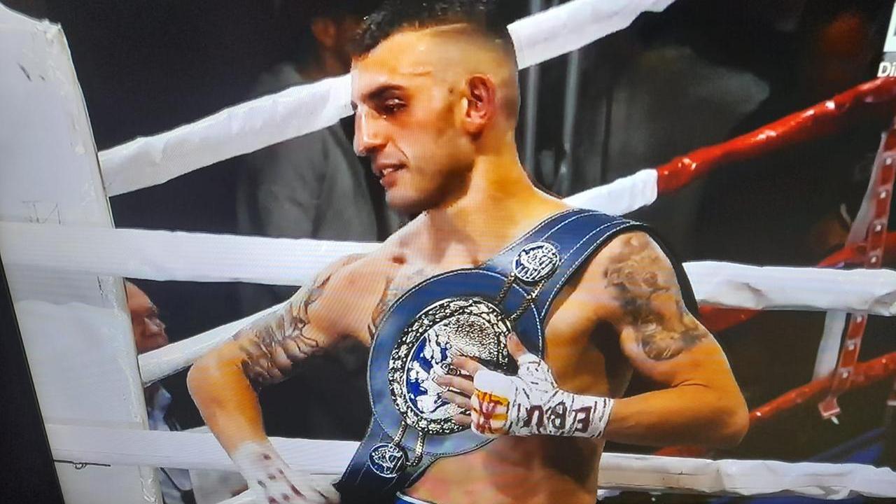 Cristian Zara con la cintura di campione d'Europa