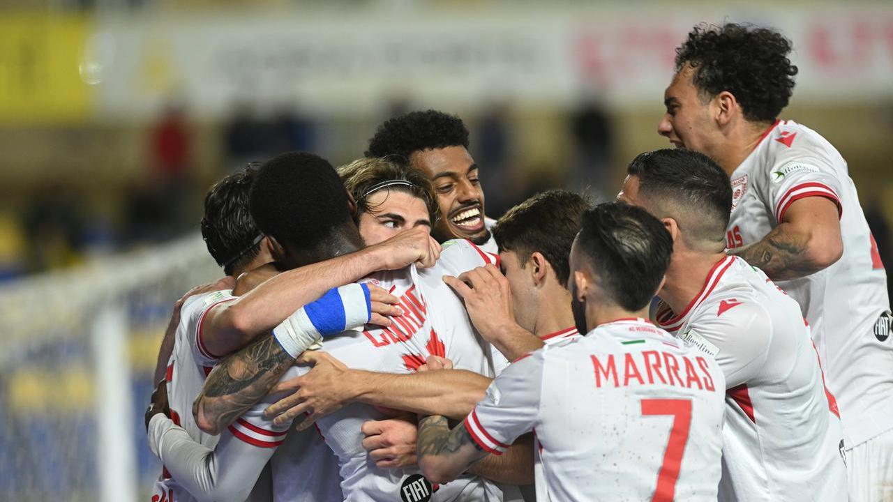 La Reggiana fa il miracolo e resta in B: due gol di Girma ed esplode la festa