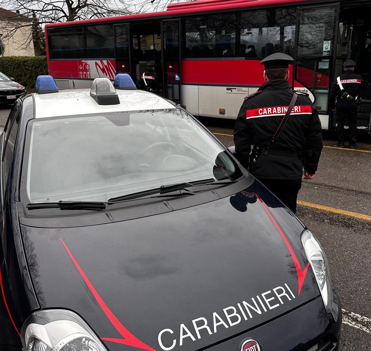 Rissa sul bus per un finestrino aperto, spunta un coltello: terrore tra gli studenti