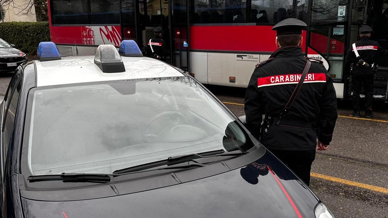 Rissa sul bus per un finestrino aperto, spunta un coltello: terrore tra gli studenti