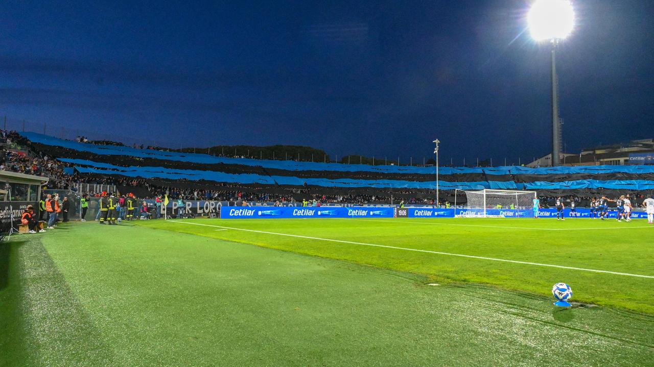 La coreografia venerdì sera (foto Stick)