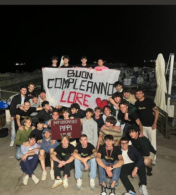 
	Lo striscione degli amici

