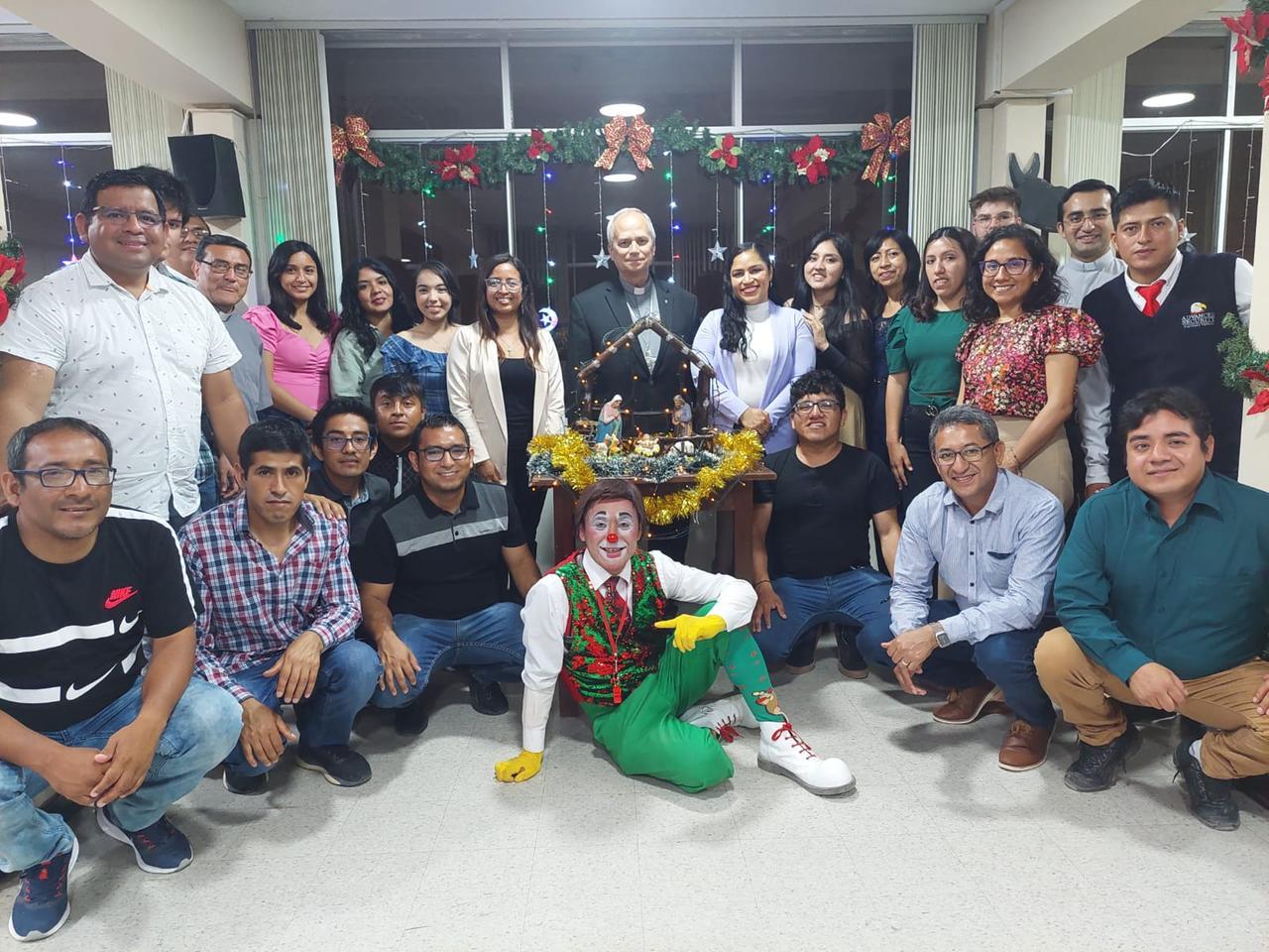 
	Al centro&nbsp;Robert Francis Prevost, oggi Papa Leone XIV, ai tempi del Per&ugrave;

