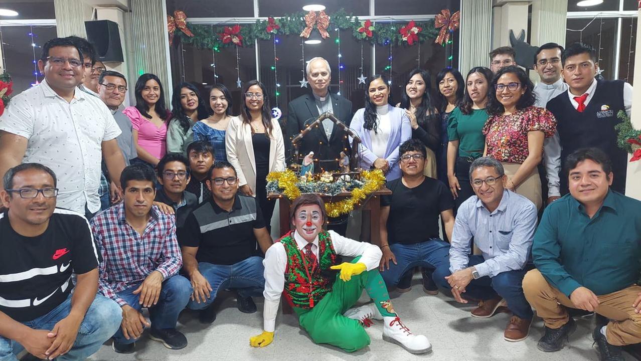 Al centro Robert Francis Prevost, oggi Papa Leone XIV, ai tempi del Perù